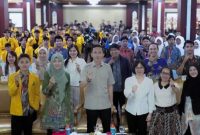 FOTO BERSAMA : Plt Diskominfosantik Provinsi Kalteng Rangga Lesmana, saat foto bersama usai memberikan motivasi inspiratif kepada mahasiswa agar berani menekuni dunia startup digital, yang digelar di Aula Kantor Gubernur, Rabu (29/10/2025).(IST)