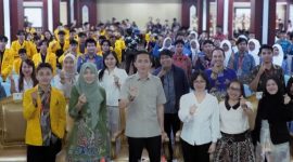 FOTO BERSAMA : Plt Diskominfosantik Provinsi Kalteng Rangga Lesmana, saat foto bersama usai memberikan motivasi inspiratif kepada mahasiswa agar berani menekuni dunia startup digital, yang digelar di Aula Kantor Gubernur, Rabu (29/10/2025).(IST)