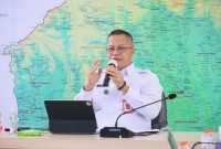 PAPARAN : Kepala Dinas PMD Provinsi Kalteng, Aryawan, menyampaikan paparannya saat Forum Konsultasi Publik dan Webinar  yang digelar di Aula Lewu Pancasila, Dinas PMD Provinsi Kalteng, Rabu (8/10/2025).(IST)