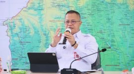 PAPARAN : Kepala Dinas PMD Provinsi Kalteng, Aryawan, menyampaikan paparannya saat Forum Konsultasi Publik dan Webinar  yang digelar di Aula Lewu Pancasila, Dinas PMD Provinsi Kalteng, Rabu (8/10/2025).(IST)