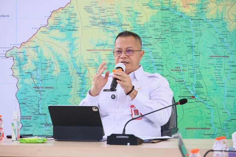 PAPARAN : Kepala Dinas PMD Provinsi Kalteng, Aryawan, menyampaikan paparannya saat Forum Konsultasi Publik dan Webinar  yang digelar di Aula Lewu Pancasila, Dinas PMD Provinsi Kalteng, Rabu (8/10/2025).(IST)