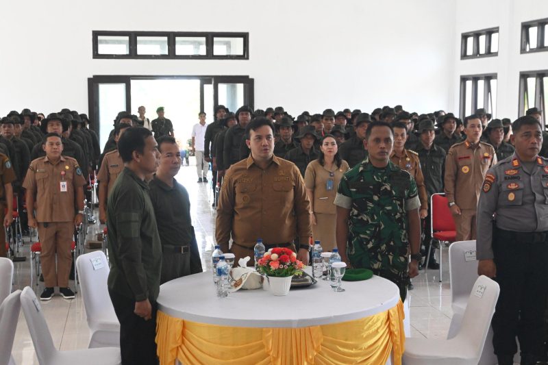 HADIRI : Bupati Lamandau, Rizky Aditya Putra, saat pembukaan Retreat Kepala Desa di Aula Mes Desa, Kecamatan Bulik, Selasa (30/9/2025).(IST)