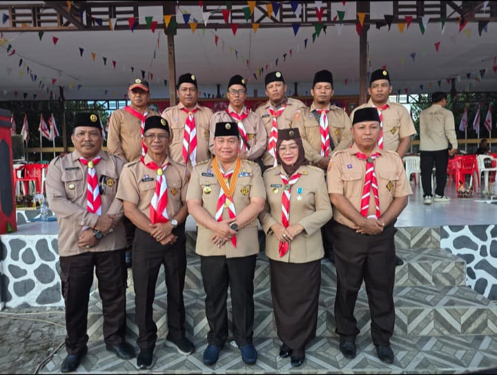 HADIRI : Wakil Ketua II DPRD Kotim, Rudianur (kanan baris depan) saat menghadiri acara Kemah Besar, Minggu (26/10).(IST)
