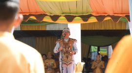 PIMPIN : Gubernur Kalimantan Tengah, H. Agustiar Sabran, pimpin upacara peringatan Hari Jadi Kotawaringin Barat ke 66 di halaman Kantor Bupati Kotawaringin Barat, Jumat (3/10/2025).(IST)