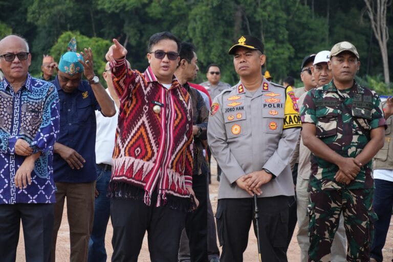 KUNJUNGAN : Bupati Lamandau Rizky Aditya Putra bersama unsur FKPD saat melakukan kunjungan kerja ke salah satu kecamatan, beberapa waktu  lalu.(IST)