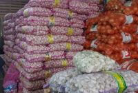 KETAHANAN PANGAN: Stok kebutuhan  pangan seperti bawang putih dan bawang merah di Kabupaten Lamandau cukup stabil, ini terlihat di beberapa agen, Selasa (30/9).(IST)