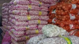 KETAHANAN PANGAN: Stok kebutuhan  pangan seperti bawang putih dan bawang merah di Kabupaten Lamandau cukup stabil, ini terlihat di beberapa agen, Selasa (30/9).(IST)