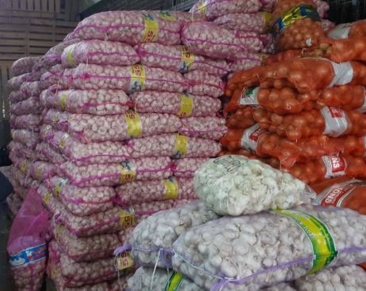 KETAHANAN PANGAN: Stok kebutuhan  pangan seperti bawang putih dan bawang merah di Kabupaten Lamandau cukup stabil, ini terlihat di beberapa agen, Selasa (30/9).(IST)