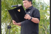 AMANAT : Bupati Lamandau, Rizky Aditya Putra, saat membacakan amanat saat upacara peringatan Hari Kesaktian Pancasila tingkat Kabupaten Lamandau tahun 2025 di halaman Kantor Bupati Lamandau, Rabu (1/10/2025).(IST)