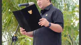AMANAT : Bupati Lamandau, Rizky Aditya Putra, saat membacakan amanat saat upacara peringatan Hari Kesaktian Pancasila tingkat Kabupaten Lamandau tahun 2025 di halaman Kantor Bupati Lamandau, Rabu (1/10/2025).(IST)