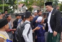 BERSALAMAN : Bupati Lamandau, Rizky Aditya Putra saat bersalaman dengan para Santri usai peringatan Hari Santri ke 10 tahun 2025 di halaman kantor Bupati Lamandau, Selasa (22/10/2025).(IST)