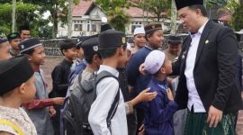 BERSALAMAN : Bupati Lamandau, Rizky Aditya Putra saat bersalaman dengan para Santri usai peringatan Hari Santri ke 10 tahun 2025 di halaman kantor Bupati Lamandau, Selasa (22/10/2025).(IST)