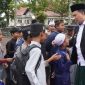BERSALAMAN : Bupati Lamandau, Rizky Aditya Putra saat bersalaman dengan para Santri usai peringatan Hari Santri ke 10 tahun 2025 di halaman kantor Bupati Lamandau, Selasa (22/10/2025).(IST)