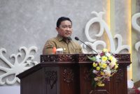 PIDATO : Wakil Gubernur H. Edy Pratowo menyampaikan pidato tertulis Gubernur saat rapat penyusunan APBD 2026, Senin (13/10).(IST)