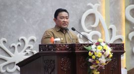 PIDATO : Wakil Gubernur H. Edy Pratowo menyampaikan pidato tertulis Gubernur saat rapat penyusunan APBD 2026, Senin (13/10).(IST)