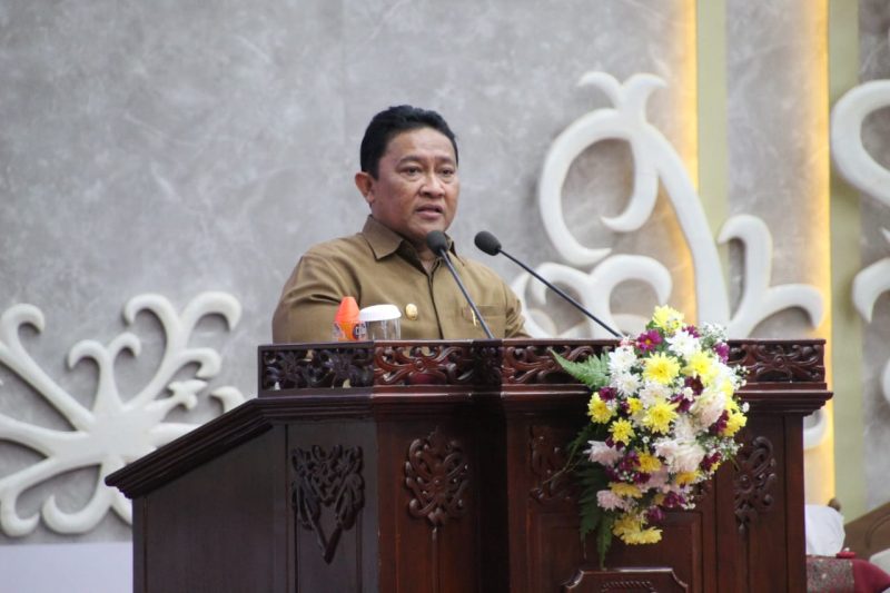 PIDATO : Wakil Gubernur H. Edy Pratowo menyampaikan pidato tertulis Gubernur saat rapat penyusunan APBD 2026, Senin (13/10).(IST)