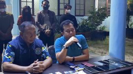 KONFERENSI PERS : Ketua DPRD Kotim Rimbun, saat menghadiri konferensi pers pengungkapan kasus narkoba lintas provinsi di kantor BNNK Kotim, Rabu (8/10) malam.