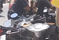 FOTO: Sebuah Video dari Seorang warga satu pria yang berhasil diamankan oleh pihak kepolisian, setelah sebelumnya terjadi aksi kejar-kejaran dijalan Bumi Sumi Baamang Kotawaringin Timur. (FOTO: IST). 