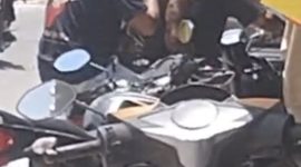 FOTO: Sebuah Video dari Seorang warga satu pria yang berhasil diamankan oleh pihak kepolisian, setelah sebelumnya terjadi aksi kejar-kejaran dijalan Bumi Sumi Baamang Kotawaringin Timur. (FOTO: IST). 