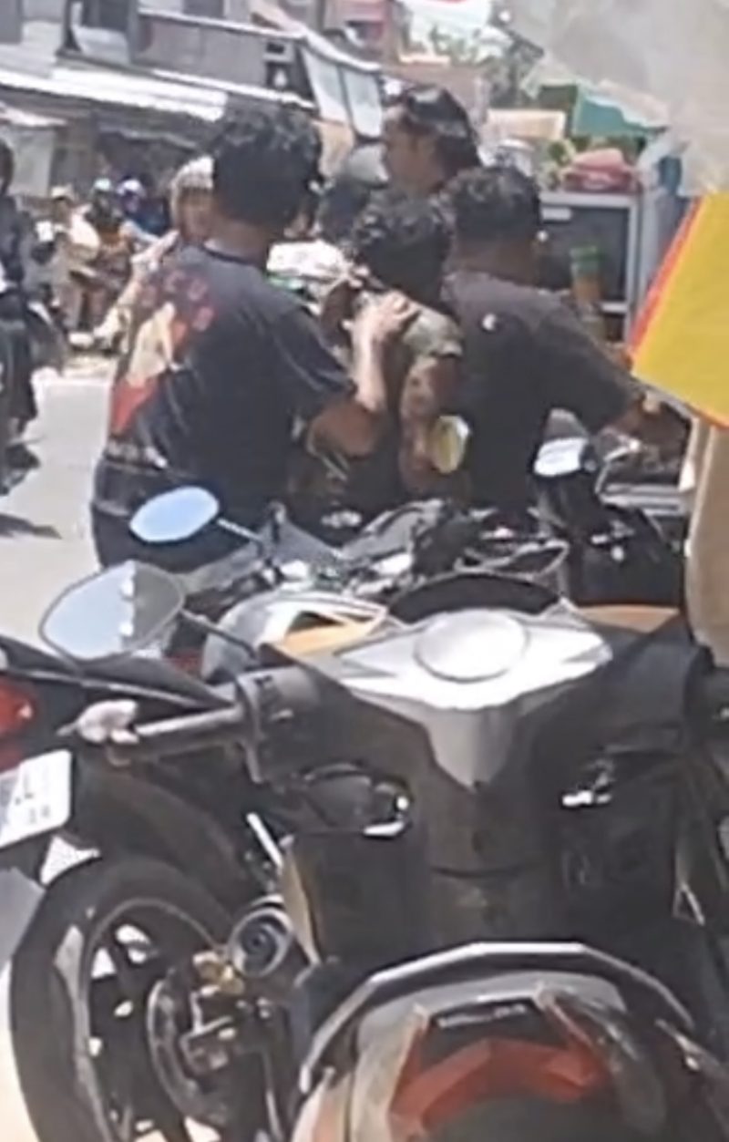 FOTO: Sebuah Video dari Seorang warga satu pria yang berhasil diamankan oleh pihak kepolisian, setelah sebelumnya terjadi aksi kejar-kejaran dijalan Bumi Sumi Baamang Kotawaringin Timur. (FOTO: IST). 