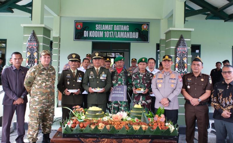 HADIRI : Bupati Lamandau, Rizky Aditya Putra saat menghadiri upacara HUT TNI ke-80 di Makodim 1017/Lmd, Minggu (5/10).(IST)