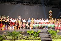 PERSATUAN - Pelaku Seni dalam warna beragam hiasi gelar Seni Budaya di UPT Taman Budaya Kalimantan Tengah.