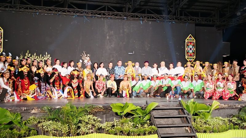 PERSATUAN - Pelaku Seni dalam warna beragam hiasi gelar Seni Budaya di UPT Taman Budaya Kalimantan Tengah.