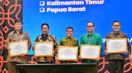 TERIMA : Wakil Gubernur Kalteng H. Edy Pratowo saat menerima penghargaan di Auditorium Sumirto Djojohadikusumo, Gedung BJ Habibie, Jalan MH Thamrin Jakarta  Senin (27/10/2025).(IST)