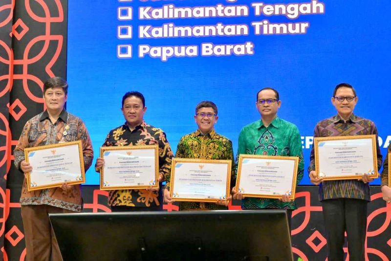 TERIMA : Wakil Gubernur Kalteng H. Edy Pratowo saat menerima penghargaan di Auditorium Sumirto Djojohadikusumo, Gedung BJ Habibie, Jalan MH Thamrin Jakarta  Senin (27/10/2025).(IST)