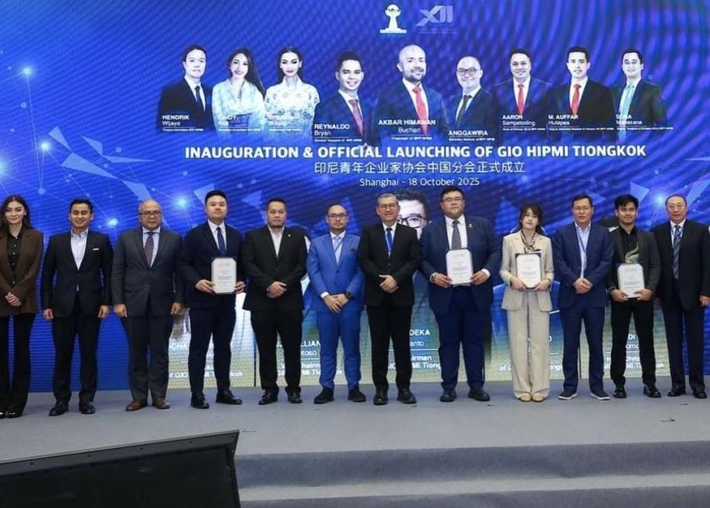 FOTO BERSAMA: Ketua Umum pertama HIPMI China, Bagas Deka Kurtianto saat foto bersama Wakil Menteri Investasi RI, Wakil Duta Besar RI untuk Tiongkok, anggota DPR RI usai pengukuhan, Sabtu (18/10/2025).