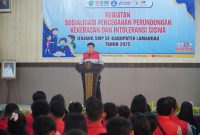 SAMBUTAN : Bupati Lamandau Rizky Aditya Putra menyampaikan sambuta  saat Sosialisasi Pencegahan Kekerasan dan Narkoba bagi Pelajar SMP, yang digelar di Aula Bappedalitbang Lamandau, Selasa (7/10/2025).(IST)