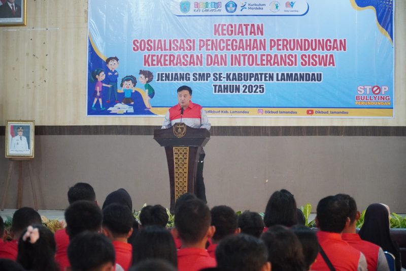 SAMBUTAN : Bupati Lamandau Rizky Aditya Putra menyampaikan sambuta  saat Sosialisasi Pencegahan Kekerasan dan Narkoba bagi Pelajar SMP, yang digelar di Aula Bappedalitbang Lamandau, Selasa (7/10/2025).(IST)