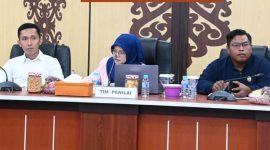 HADIRI : Plt Kepala Diskominfosantik Provinsi Kalteng Rangga Lesmana (kiri) saat menghadiri kegiatan Monev Keterbukaan Informasi Publik Provinsi Kalteng 2025, yang digelar di Aula Kanderang Tingang, Diskominfosantik Provinsi Kalteng, Rabu (15/10/2025).(IST)