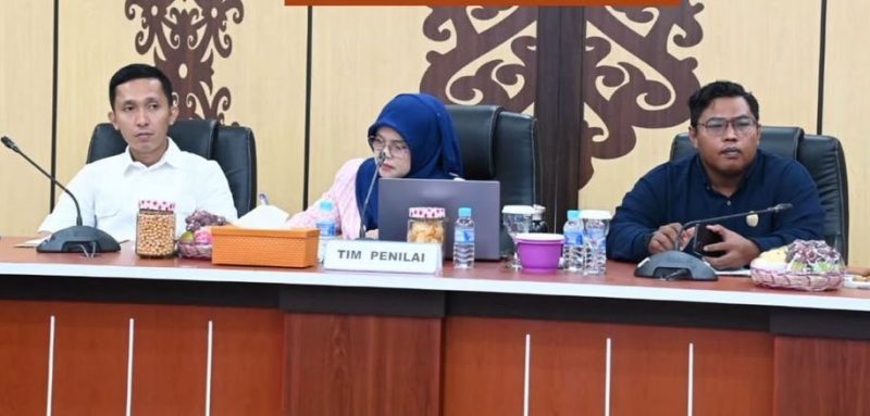 HADIRI : Plt Kepala Diskominfosantik Provinsi Kalteng Rangga Lesmana (kiri) saat menghadiri kegiatan Monev Keterbukaan Informasi Publik Provinsi Kalteng 2025, yang digelar di Aula Kanderang Tingang, Diskominfosantik Provinsi Kalteng, Rabu (15/10/2025).(IST)