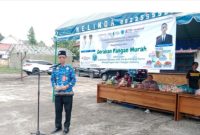 MEMBUKA : Asisten II Setda Lamandau, Meigo Bisel, mewakili Bupati Lamandau Rizky Aditya Putra saat membuka Gerakan Pangan Murah (GPM) di halaman Kantor Ketahanan Pangan Lamandau, Jumat (17/10/2025).(IST)