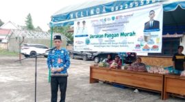 MEMBUKA : Asisten II Setda Lamandau, Meigo Bisel, mewakili Bupati Lamandau Rizky Aditya Putra saat membuka Gerakan Pangan Murah (GPM) di halaman Kantor Ketahanan Pangan Lamandau, Jumat (17/10/2025).(IST)