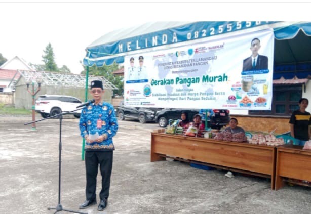 MEMBUKA : Asisten II Setda Lamandau, Meigo Bisel, mewakili Bupati Lamandau Rizky Aditya Putra saat membuka Gerakan Pangan Murah (GPM) di halaman Kantor Ketahanan Pangan Lamandau, Jumat (17/10/2025).(IST)