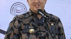 MEMBUKA : Bupati Lamandau, Rizky Aditya Putra, secara resmi membuka Bupati Cup Chapter I Lomba Perahu Katinting 2025, Desa Kujan. Kamis (23/10/2025).(IST)
