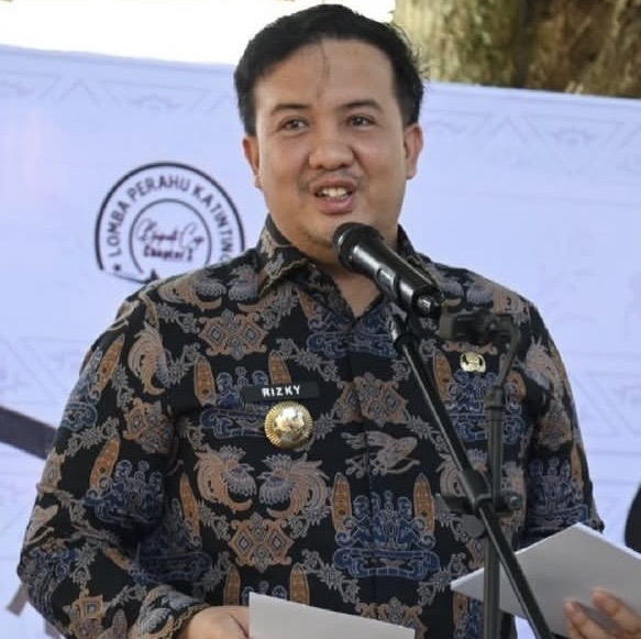 MEMBUKA : Bupati Lamandau, Rizky Aditya Putra, secara resmi membuka Bupati Cup Chapter I Lomba Perahu Katinting 2025, Desa Kujan. Kamis (23/10/2025).(IST)