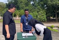 MENANDATANGANI : Bupati Lamandau, Rizki Aditya Putra, melihat salah seorang PPPK Tahap II Formasi Tahun Anggaran 2024 saat menandatangani SK secara simbolis di halaman Kantor BKSDM, pada Rabu (1/10/2025).(IST)