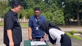 MENANDATANGANI : Bupati Lamandau, Rizki Aditya Putra, melihat salah seorang PPPK Tahap II Formasi Tahun Anggaran 2024 saat menandatangani SK secara simbolis di halaman Kantor BKSDM, pada Rabu (1/10/2025).(IST)