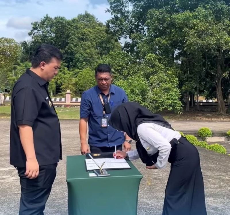 MENANDATANGANI : Bupati Lamandau, Rizki Aditya Putra, melihat salah seorang PPPK Tahap II Formasi Tahun Anggaran 2024 saat menandatangani SK secara simbolis di halaman Kantor BKSDM, pada Rabu (1/10/2025).(IST)