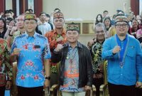 FOTO BERSAMA: Gubernur Kalimantan Tengah (Kalteng) H. Agustiar Sabran saat foto bersama usai pelantikan BPC Gerakan Mahasiswa Kristen Indonesia (GMKI) Palangka Raya periode 2025–2027, yang digelar di Aula Jayang Tingang, Kantor Gubernur Kalteng, Senin (29/9/2025).(IST)