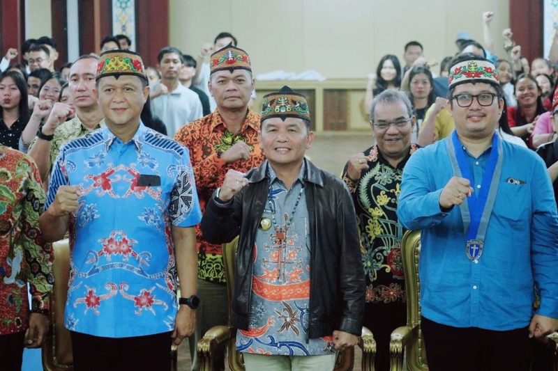FOTO BERSAMA: Gubernur Kalimantan Tengah (Kalteng) H. Agustiar Sabran saat foto bersama usai pelantikan BPC Gerakan Mahasiswa Kristen Indonesia (GMKI) Palangka Raya periode 2025–2027, yang digelar di Aula Jayang Tingang, Kantor Gubernur Kalteng, Senin (29/9/2025).(IST)