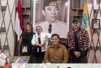 FOTO BERSAMA : Bupati Lamandau Rizky Aditya Putra (duduk) foto bersama dengan Cristian "El Loco" Gonzales di ruang kantor bupati, Senin (6/10).(IST)