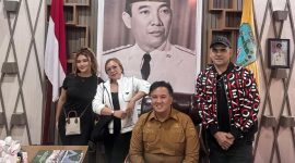 FOTO BERSAMA : Bupati Lamandau Rizky Aditya Putra (duduk) foto bersama dengan Cristian 