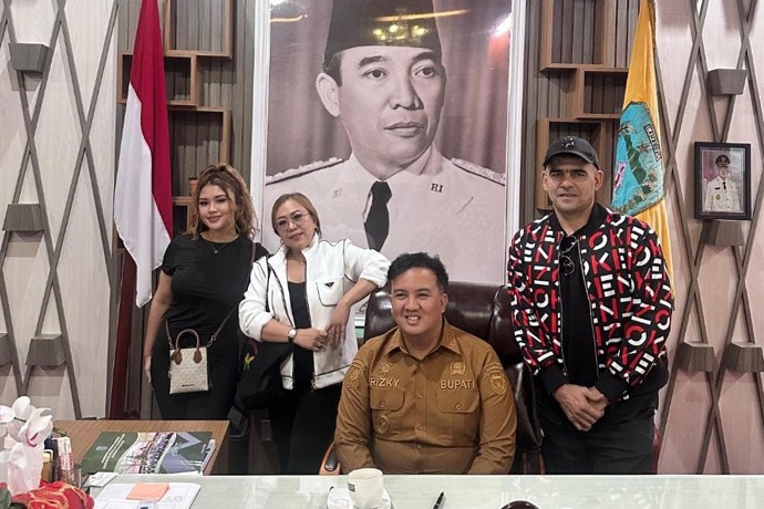 FOTO BERSAMA : Bupati Lamandau Rizky Aditya Putra (duduk) foto bersama dengan Cristian 