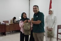 MENYERAHKAN : Ketua Panitia, Muhammad Chalid, saat menyerah dorprize kepada peserta Public Speaking Training and Certification di Gelar Aula Kampus Universitas Darwan Ali (UNDA) Sampit, Sabtu (4/10/2025).(IST)