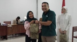 MENYERAHKAN : Ketua Panitia, Muhammad Chalid, saat menyerah dorprize kepada peserta Public Speaking Training and Certification di Gelar Aula Kampus Universitas Darwan Ali (UNDA) Sampit, Sabtu (4/10/2025).(IST)