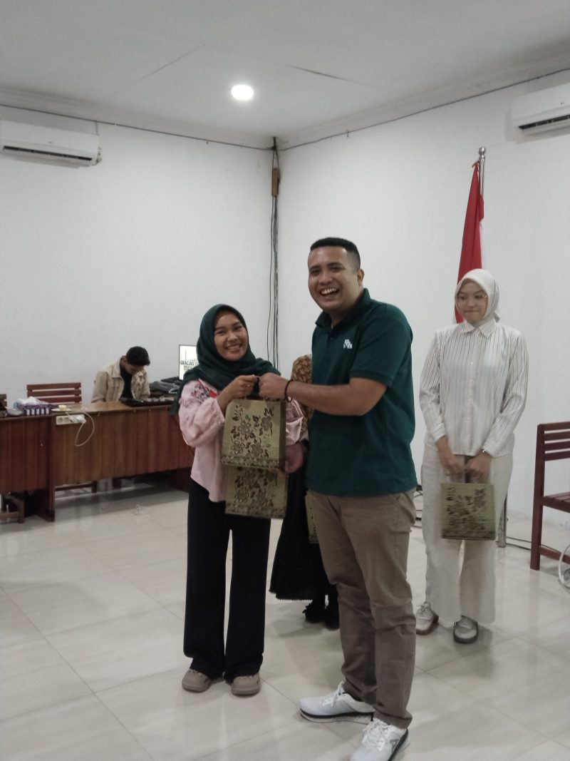MENYERAHKAN : Ketua Panitia, Muhammad Chalid, saat menyerah dorprize kepada peserta Public Speaking Training and Certification di Gelar Aula Kampus Universitas Darwan Ali (UNDA) Sampit, Sabtu (4/10/2025).(IST)